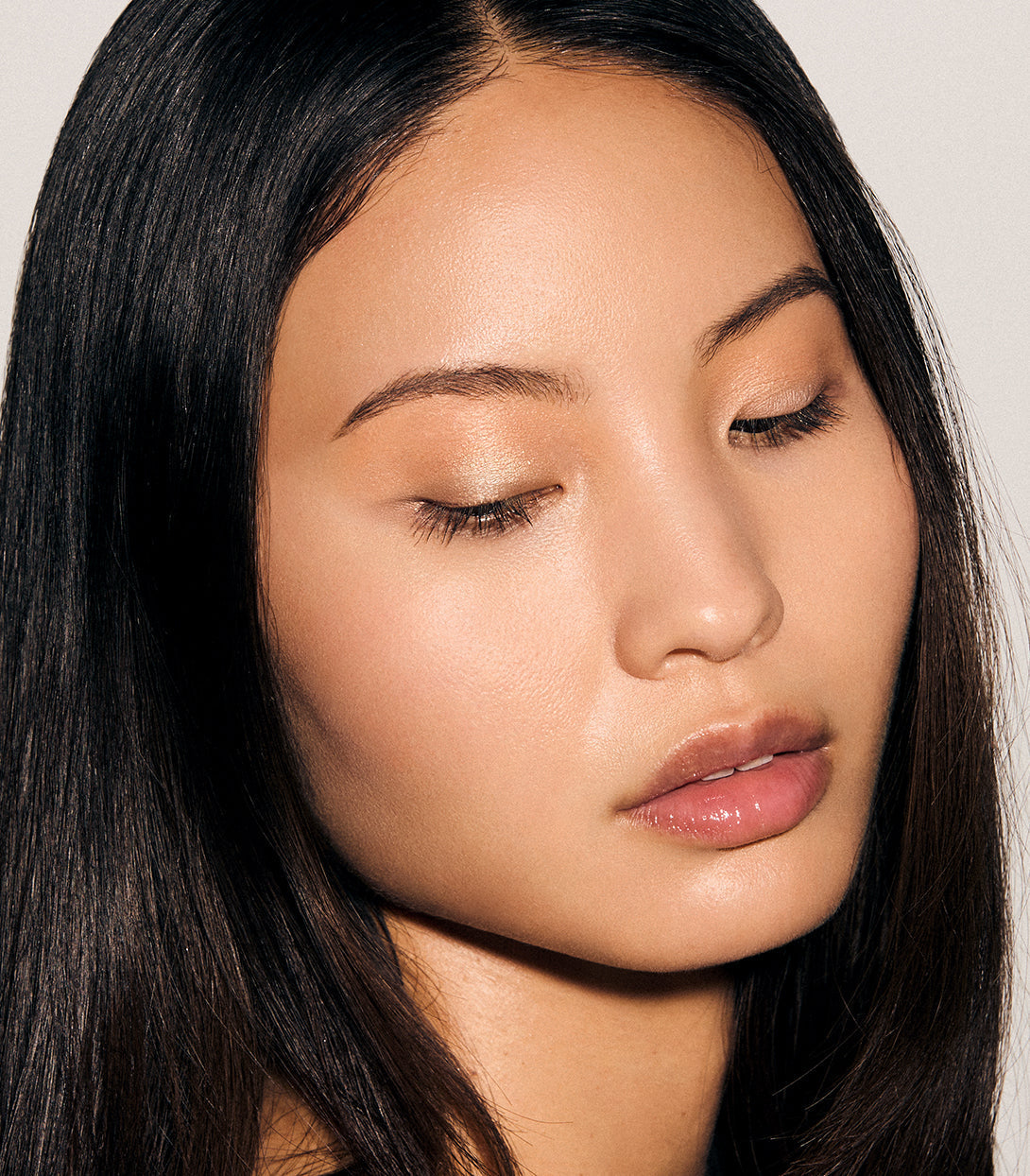 Create Stunning Looks! Multi-Chromatic Eyeshadow for Instant Radiance