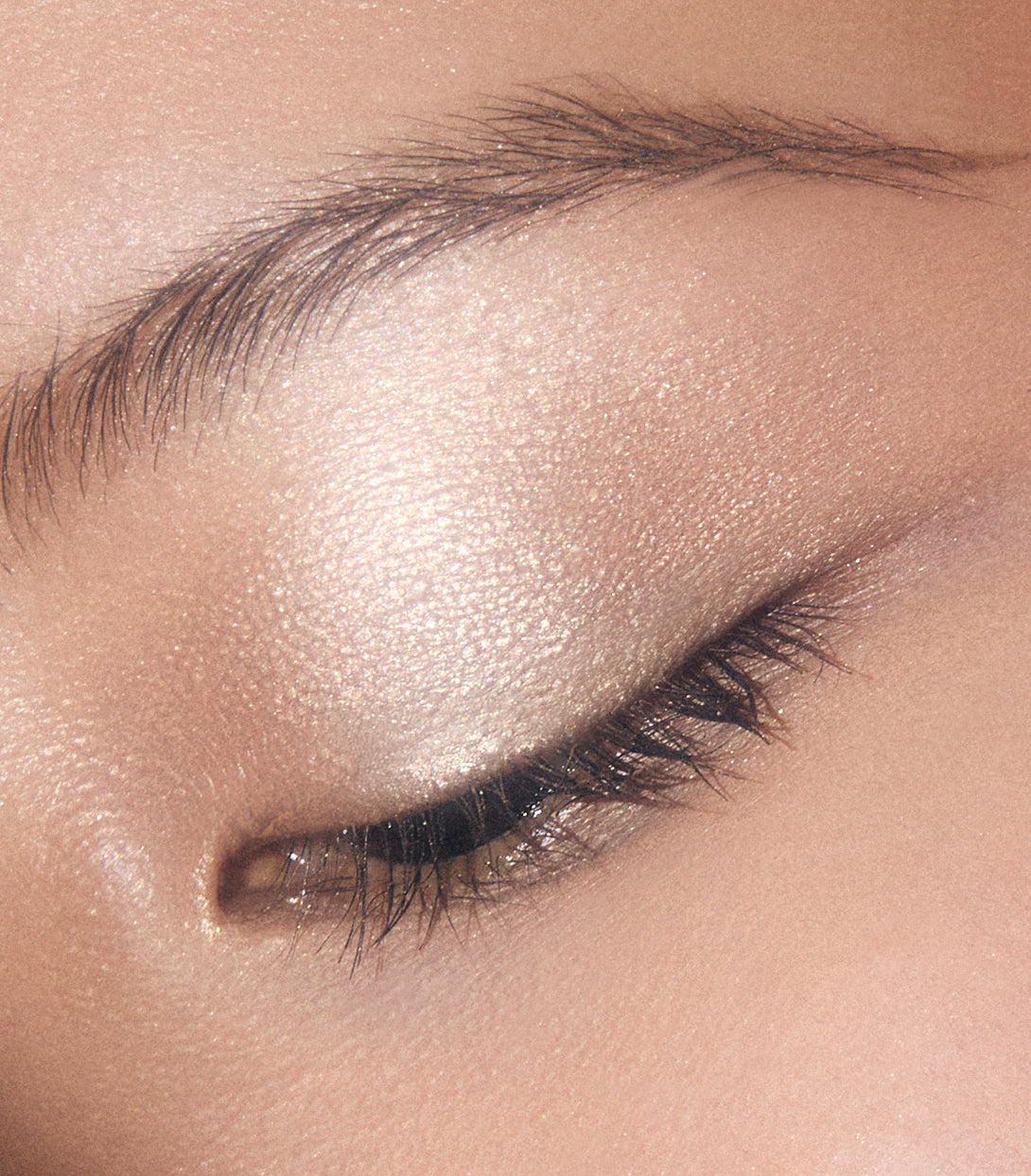 Create Stunning Looks! Multi-Chromatic Eyeshadow for Instant Radiance