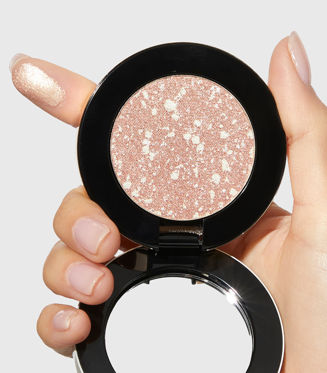 Create Stunning Looks! Multi-Chromatic Eyeshadow for Instant Radiance